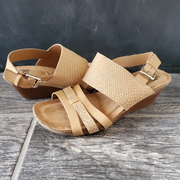 NEW Sofft Velora Snakeskin Embossed Sandal Brown - Picture 2 of 9